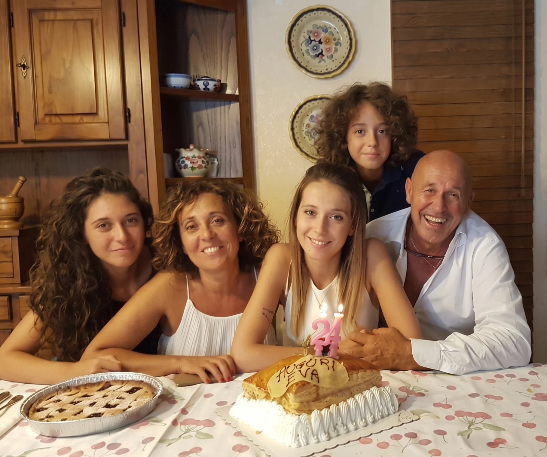 La nostra famiglia riunita a tavola per un compleanno