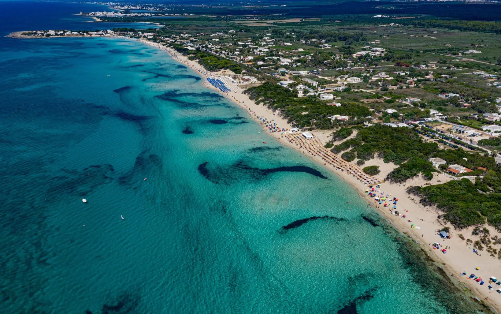 Vista aerea di una spiaggia sabbiosa del Salento con acqua turchese