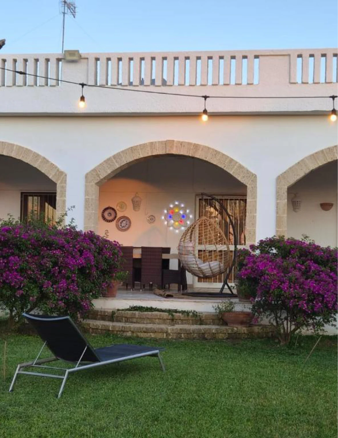 Esterno di Casa Nonno Nanni con il giardino e la bouganville