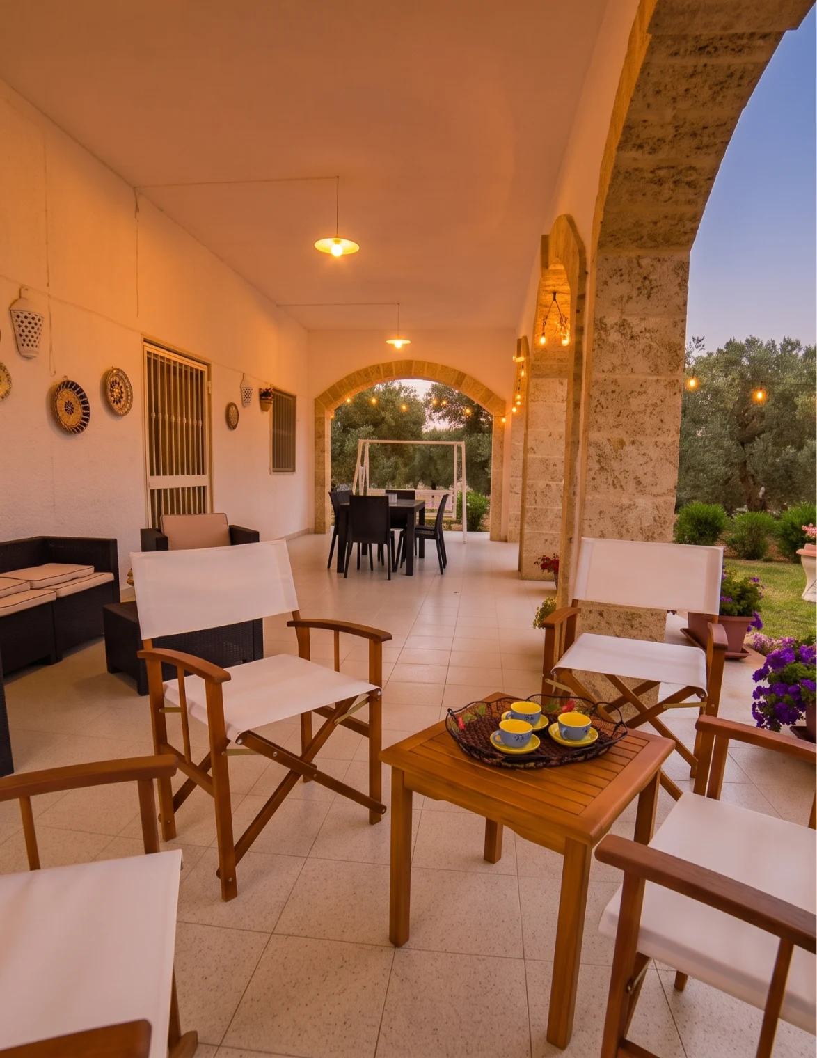 Portico di Casa Nonno Nanni apparecchiato per la cena