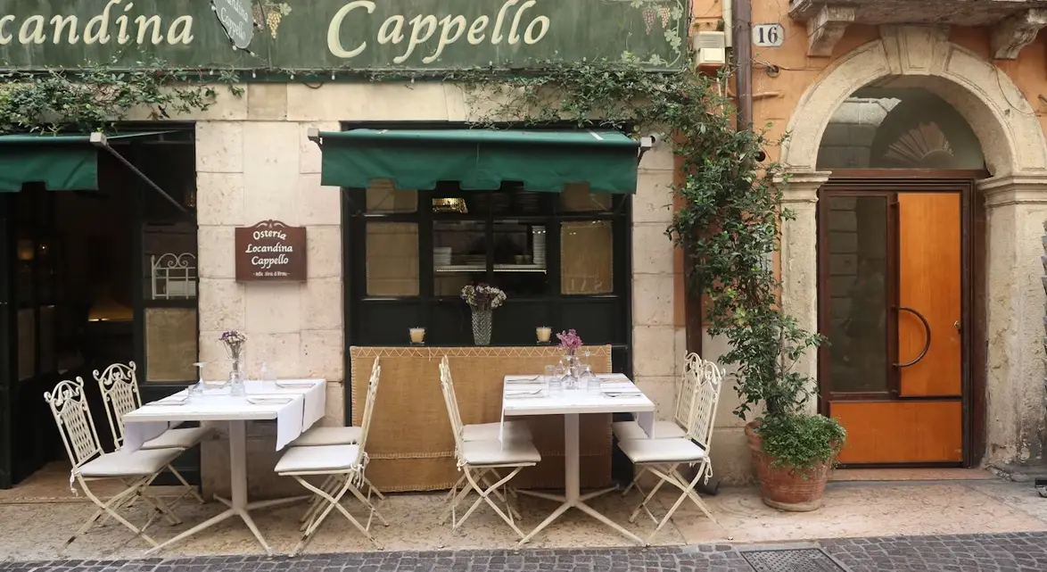 Tavolini di un bar del centro sotto la tenda verde