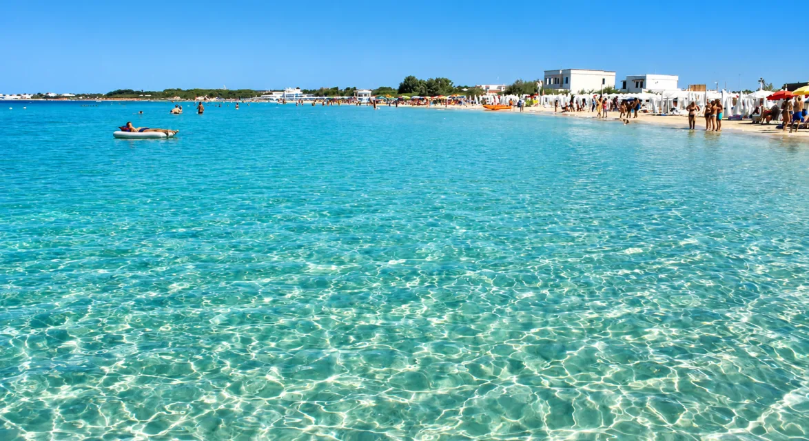 Acqua bassa e trasparente lungo la costa ionica