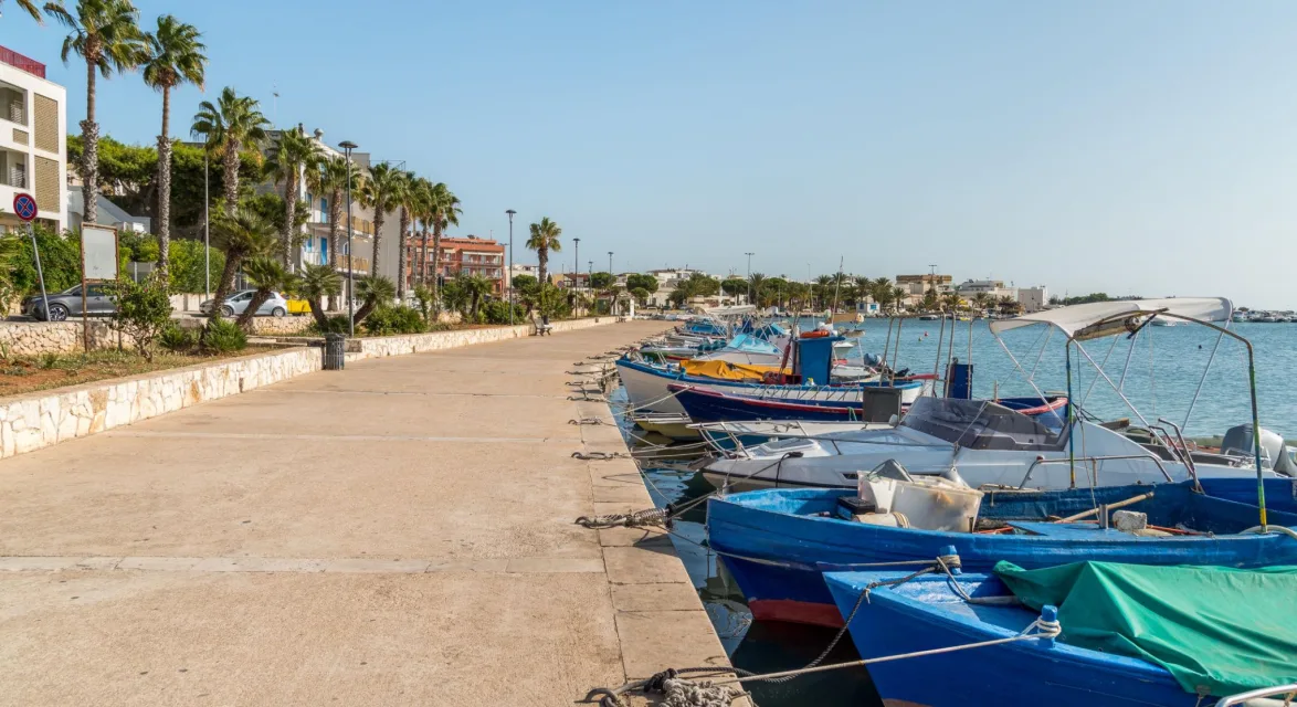 Scogli e mare turchese lungo il lungomare