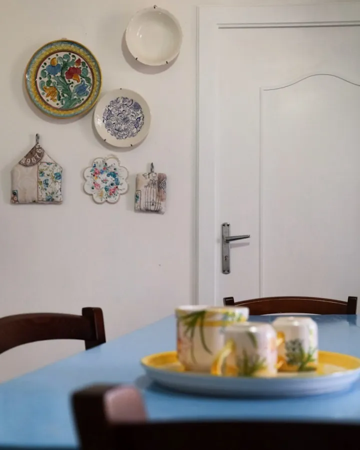 Tavola apparecchiata con ceramiche salentine dipinte a mano