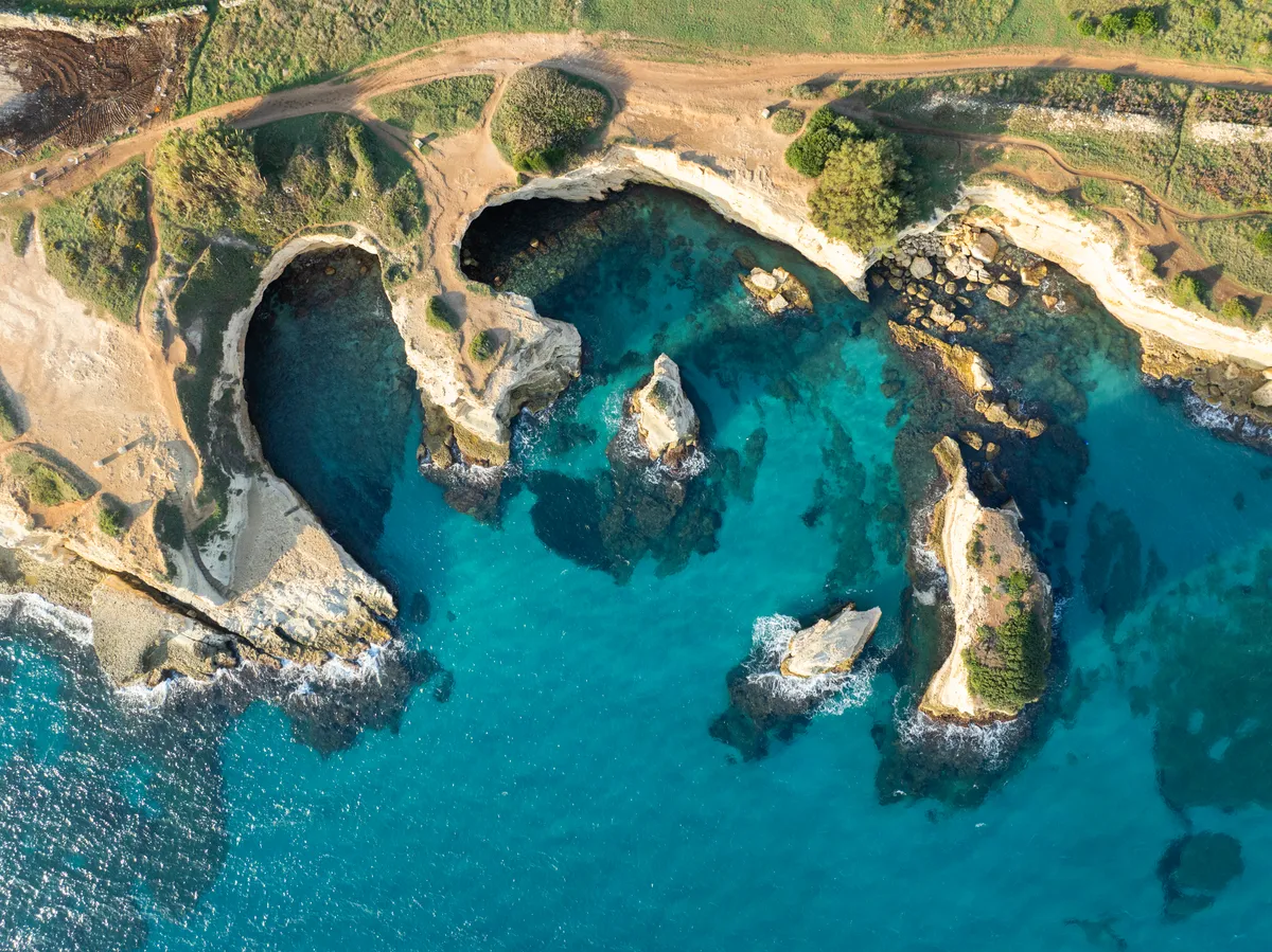 Caletta con acqua turchese vista dall'alto