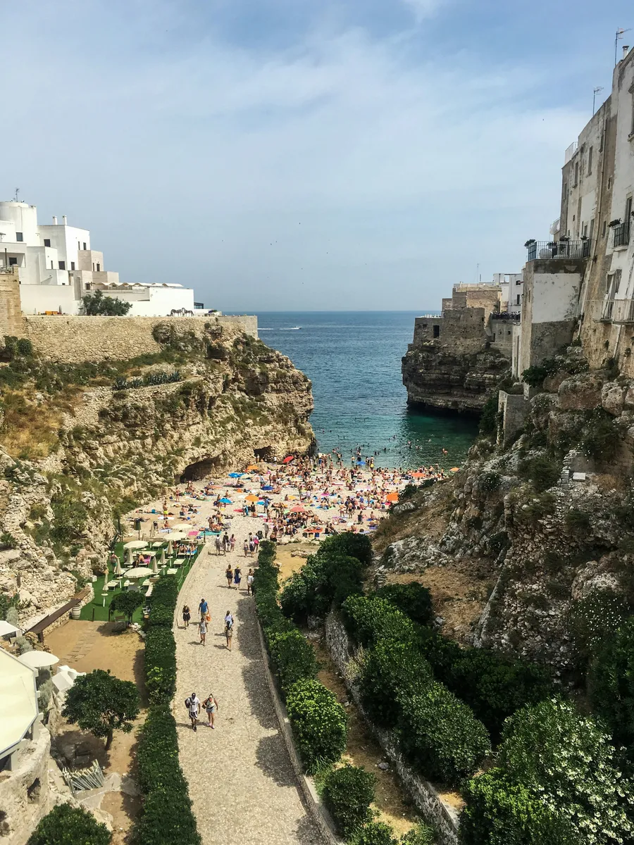 Spiaggia tra le case di un borgo sul mare