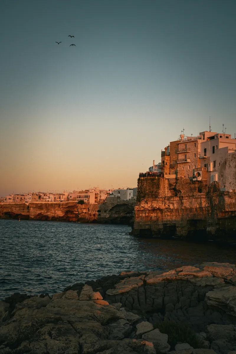 Centro storico affacciato sulla scogliera al tramonto