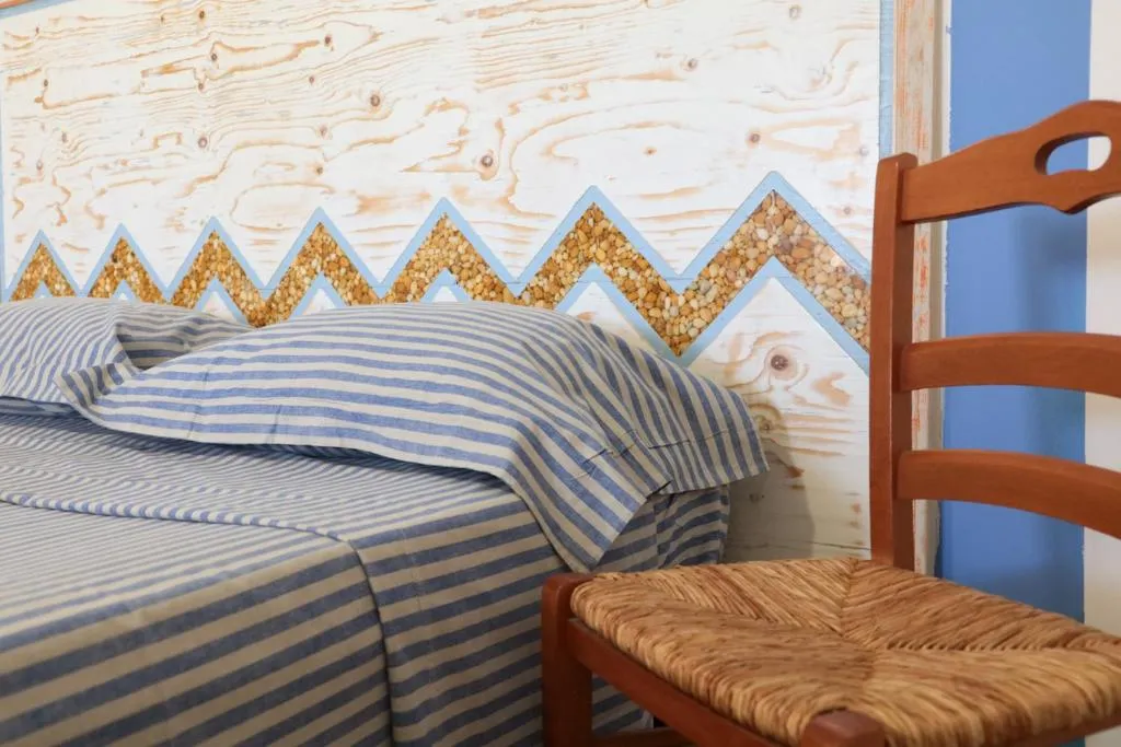 Camera da letto con testiera in legno decorato