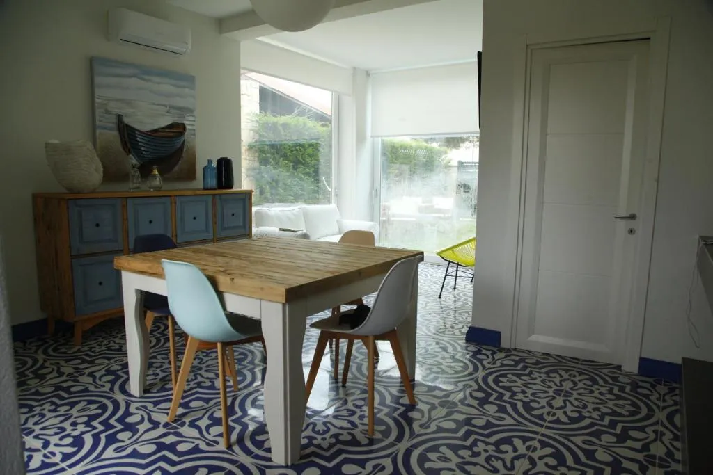 Sala da pranzo con tavolo in legno