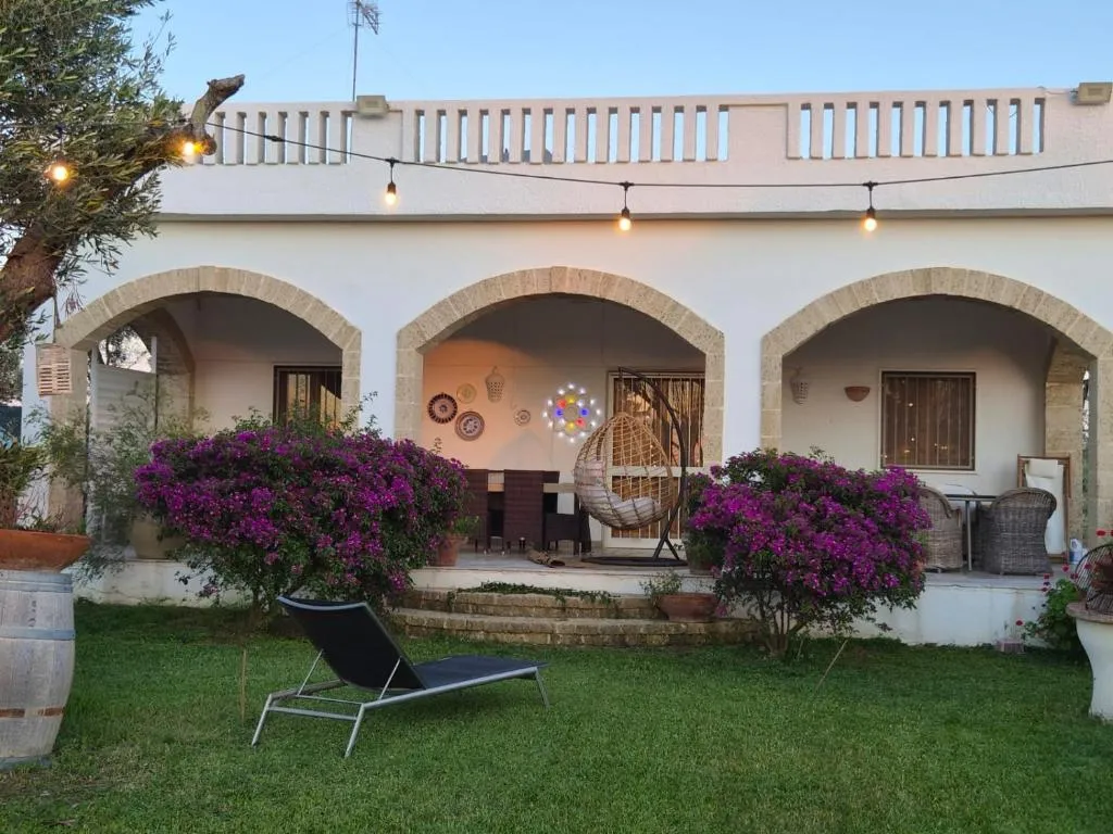 Giardino di una casa vacanze nel Salento al tramonto