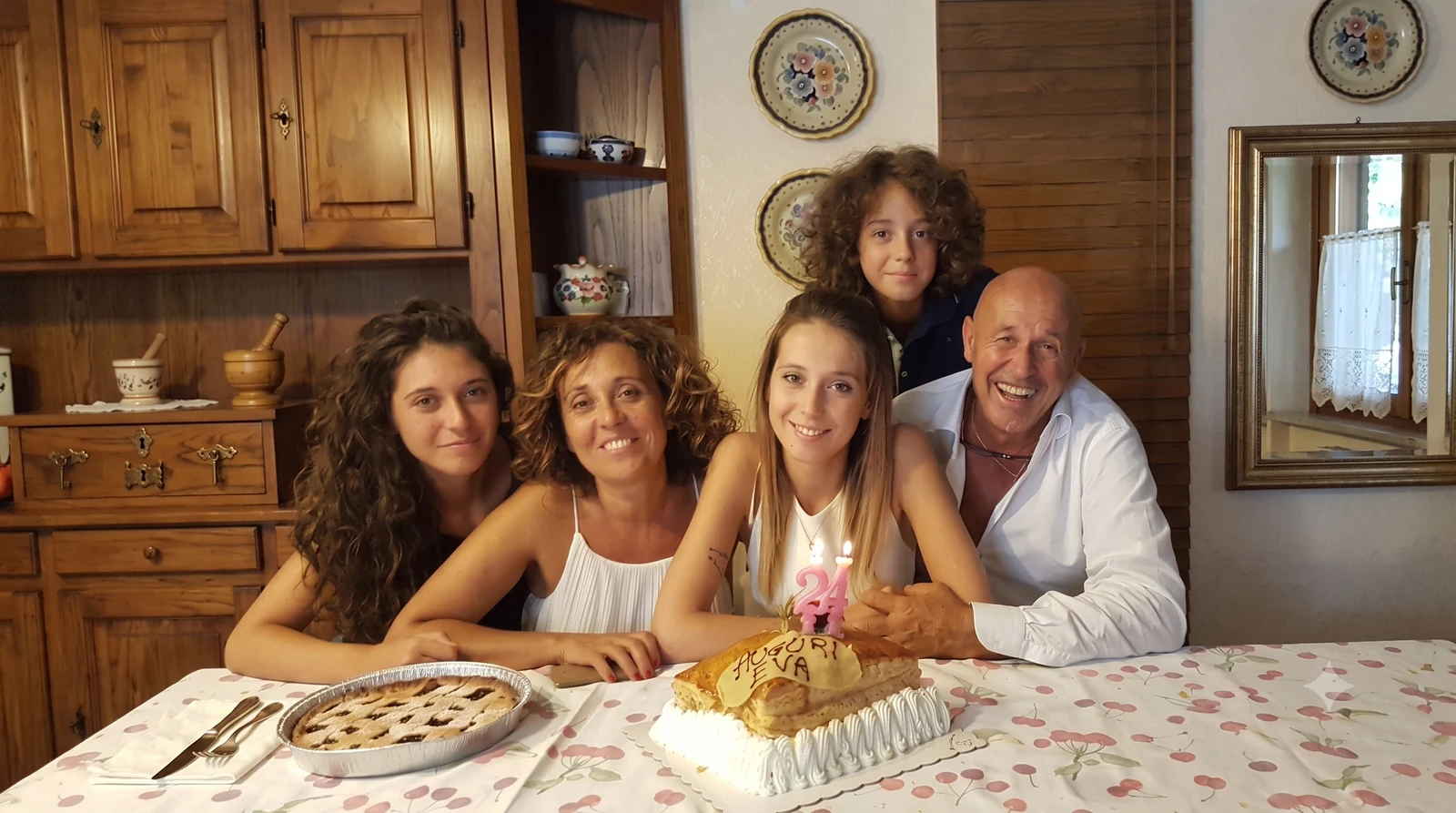 Mimmo e Mariella con la famiglia intorno alla tavola di casa