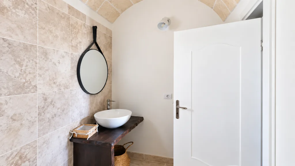 Lavabo in ceramica con specchio rotondo