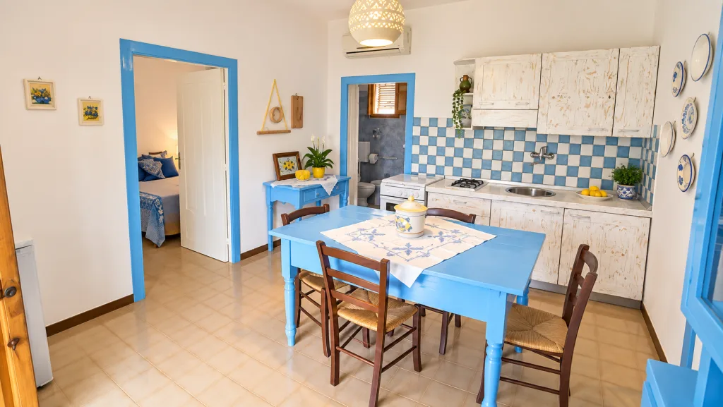Cucina con vista sulla camera da letto e sul bagno