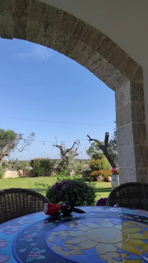 Vista sul giardino da sotto l'arco del portico