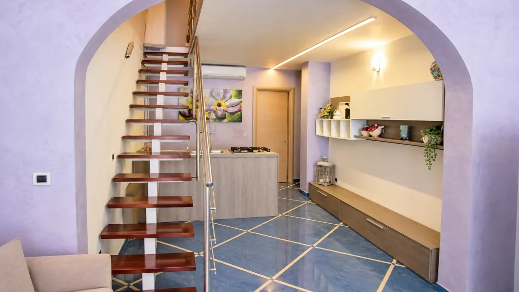 Cucina con scala a vista verso il soppalco