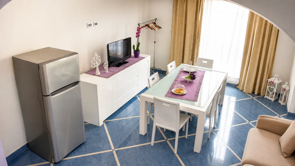 Soggiorno con tavolo da pranzo e frigorifero
