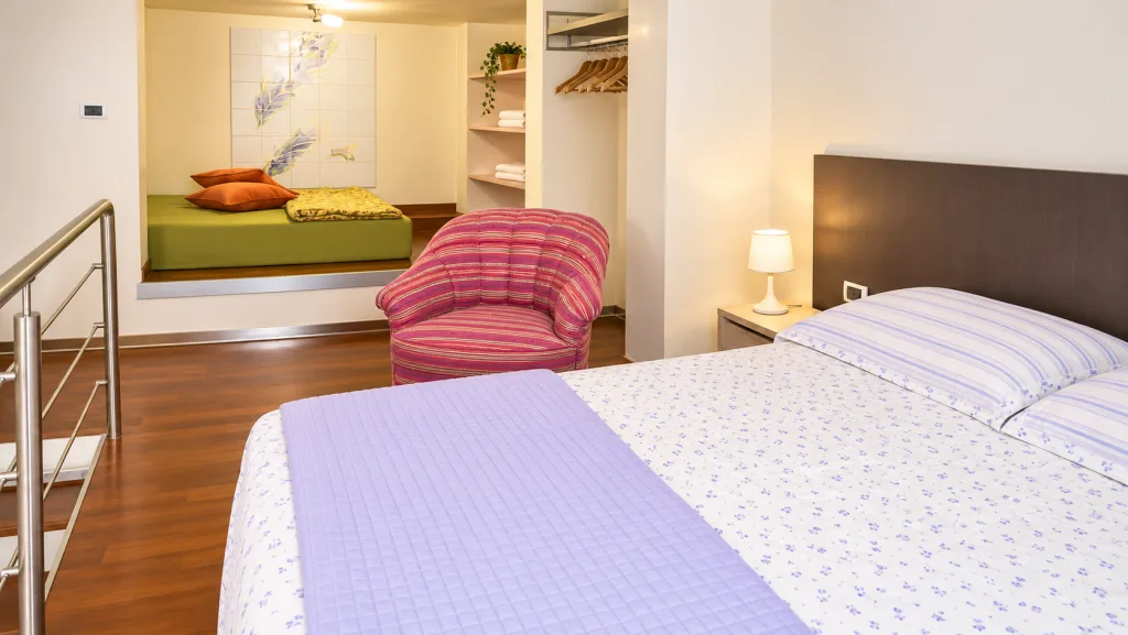 Soppalco con letto matrimoniale e angolo relax