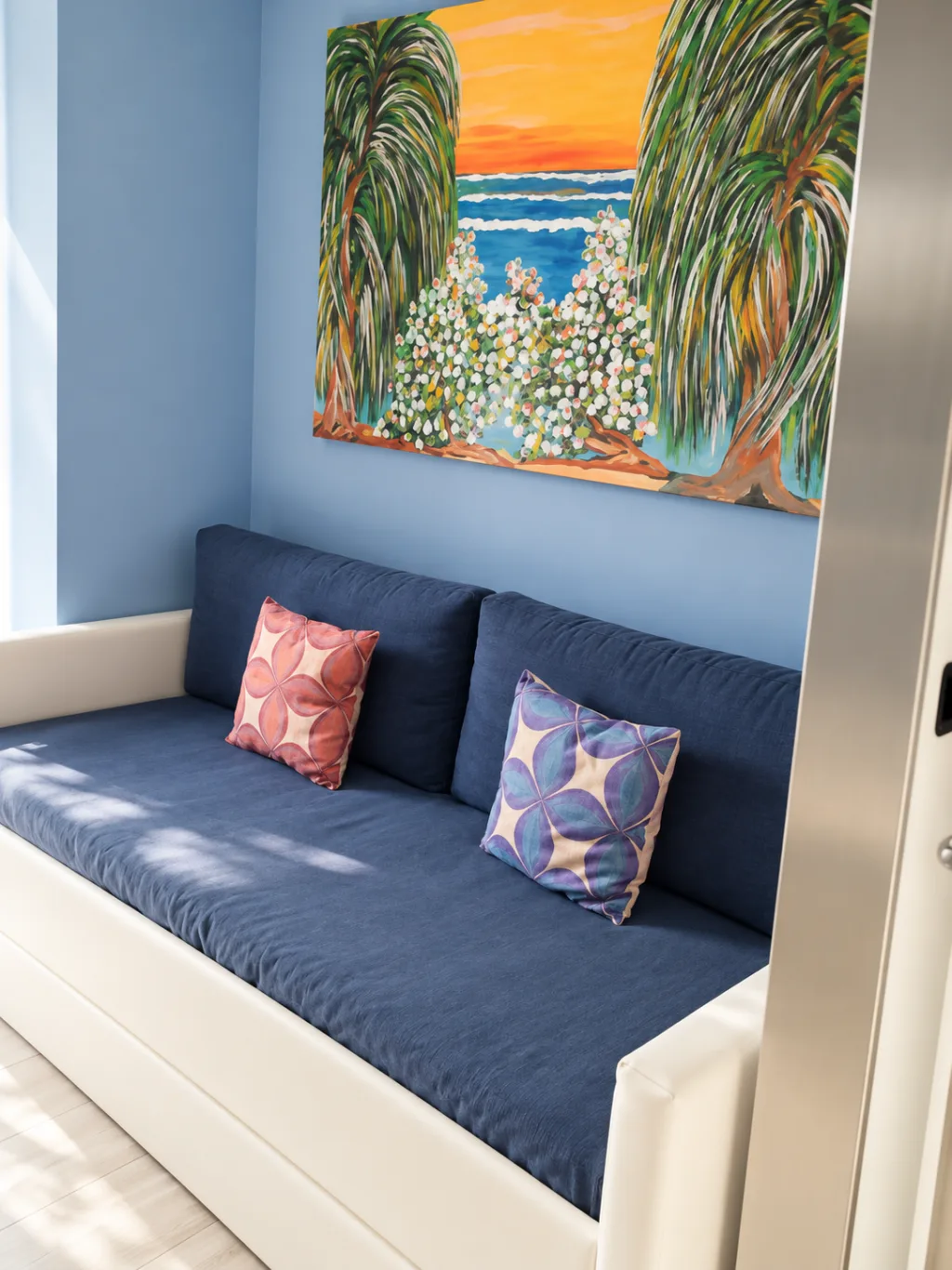 Divano letto con quadro del tramonto