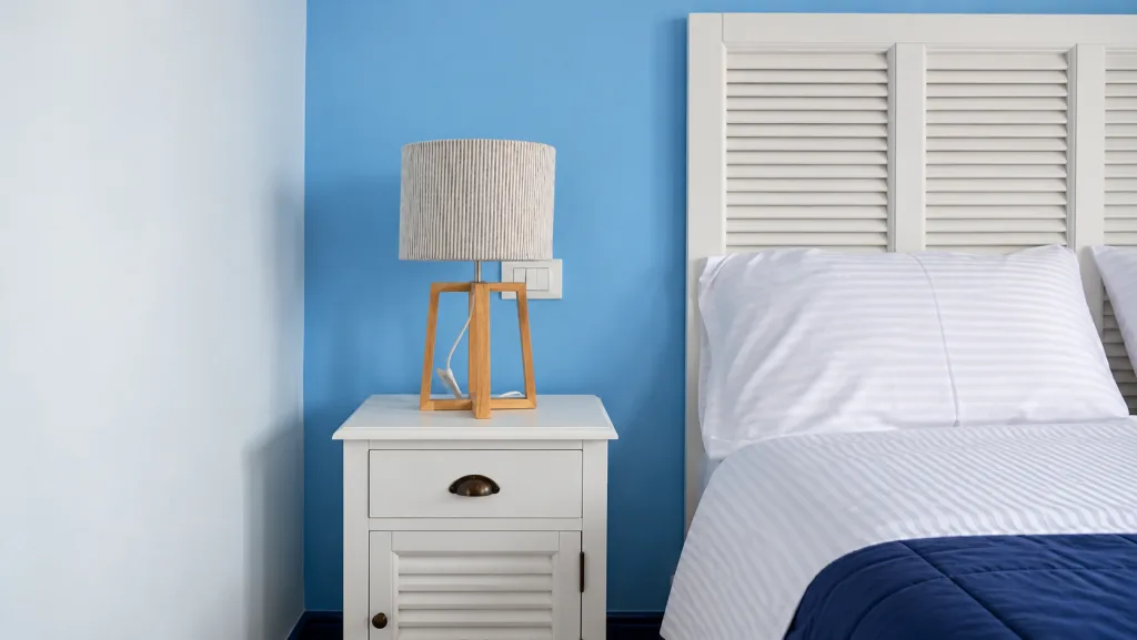 Comodino con lampada accanto al letto