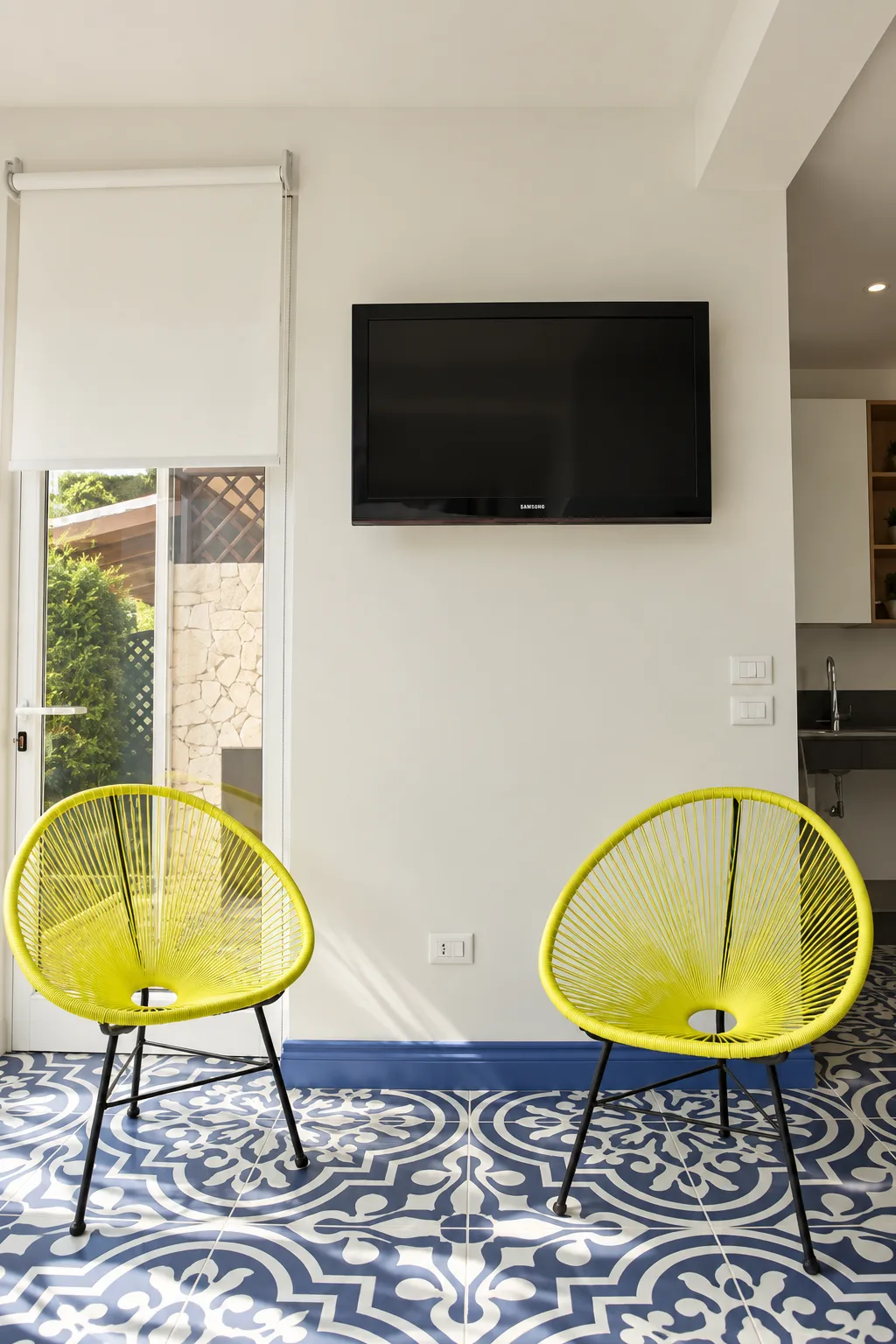 Angolo TV con poltrone gialle
