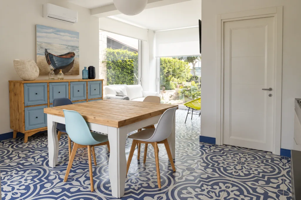 Sala da pranzo con credenza e quadro della barca