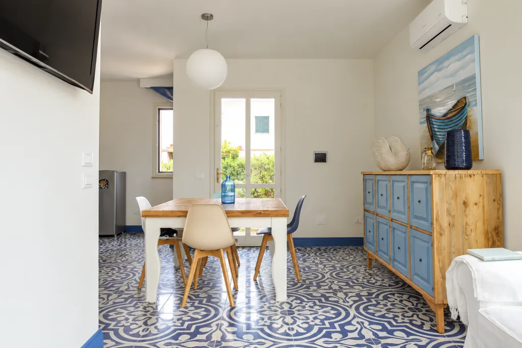Sala da pranzo vista dal frigorifero