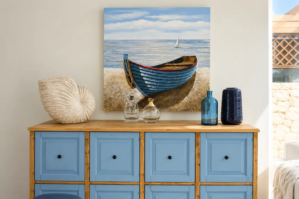 Credenza con decorazioni marine e quadro della barca
